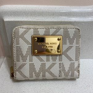 Micheal Kors Zip up Wallet White